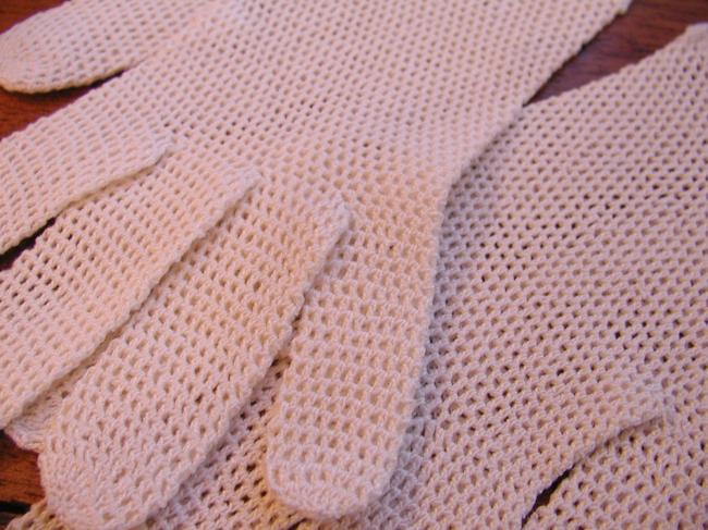 Superb pair of gloves in crochet lace in white soft satin cotton