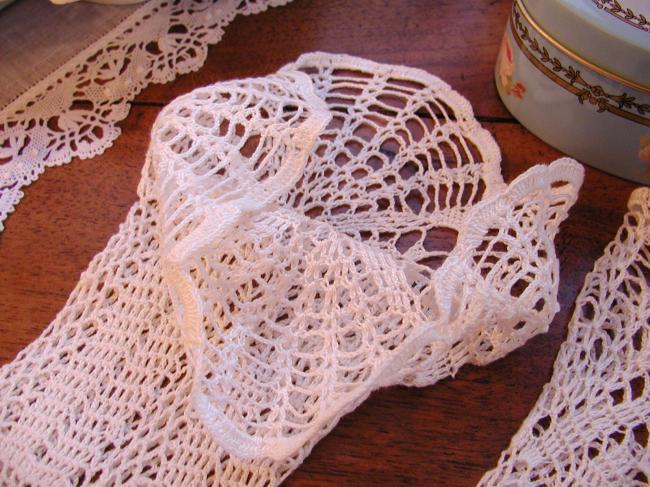 Superb pair of gloves in crochet lace in white soft satin cotton