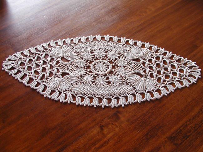 Magnificient exemple of Irish guipure lace table centre