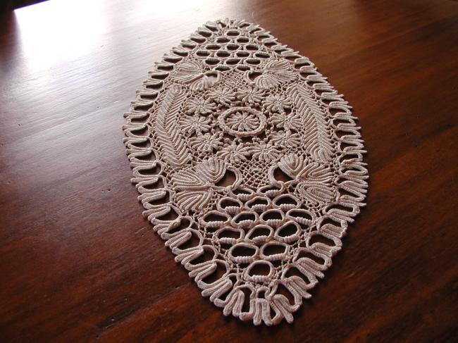 Magnificient exemple of Irish guipure lace table centre