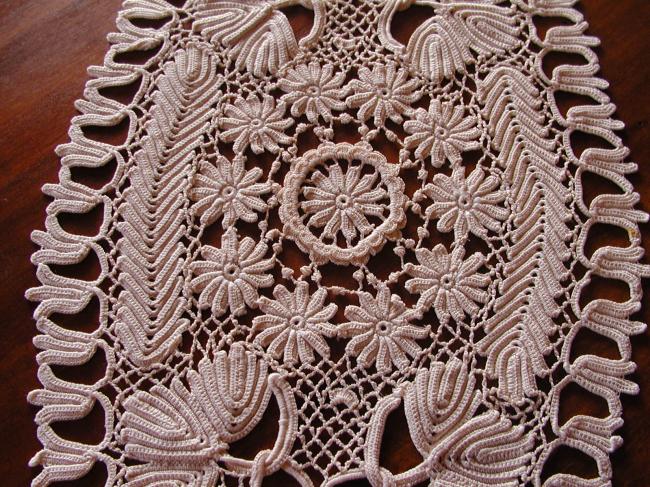 Magnificient exemple of Irish guipure lace table centre