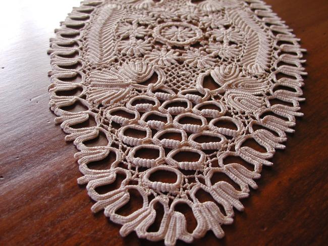 Magnificient exemple of Irish guipure lace table centre