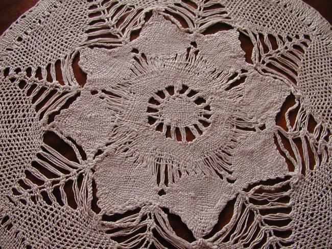 Stunning round doily made of bobbin lace 1900