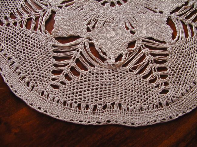 Stunning round doily made of bobbin lace 1900