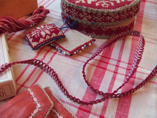 Romantique ruban boucles tressé en lin naturel et coton rouge médoc (10mm)