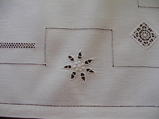 Superbe chemin de table ajouré avec insertions de broderie Reticella