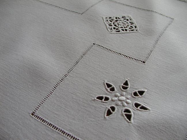 Superbe chemin de table ajouré avec insertions de broderie Reticella