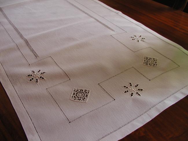 Superbe chemin de table ajouré avec insertions de broderie Reticella