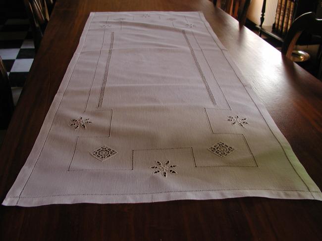 Superbe chemin de table ajouré avec insertions de broderie Reticella