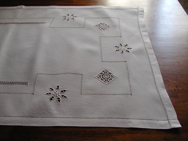 Superbe chemin de table ajouré avec insertions de broderie Reticella