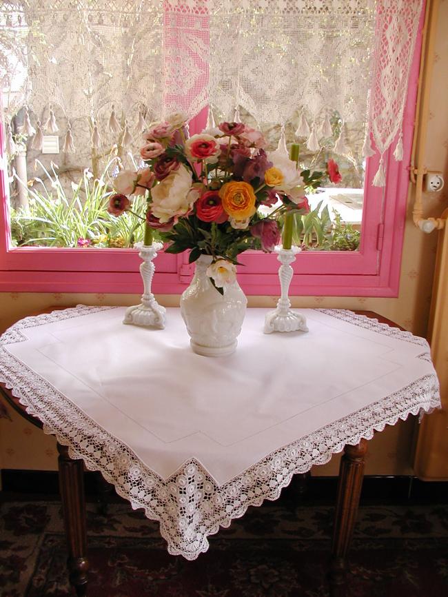 Very sweet tablecloth in fine irish linen with pretty irish lace