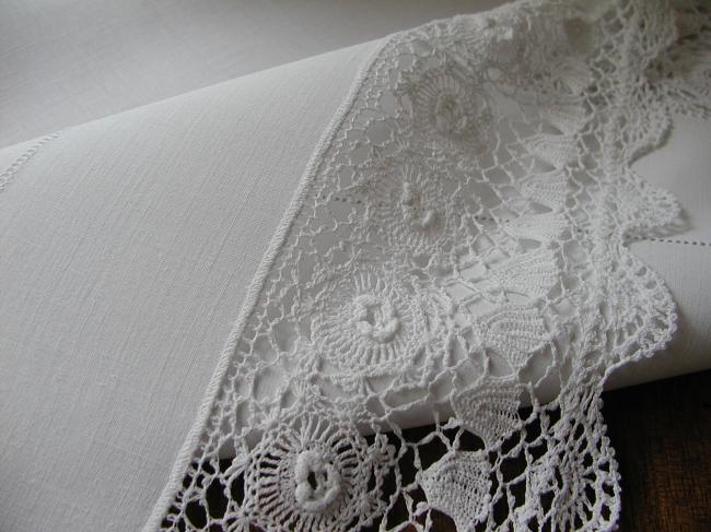 Very sweet tablecloth in fine irish linen with pretty irish lace