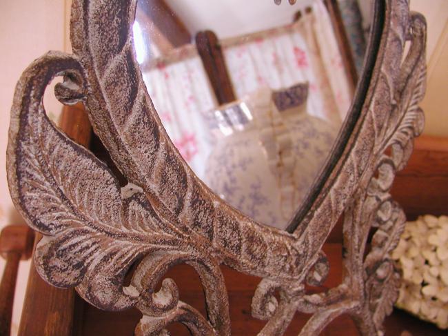 Adorable miroir sur pied en forme de coeur, en fonte patinée à l'ancienne