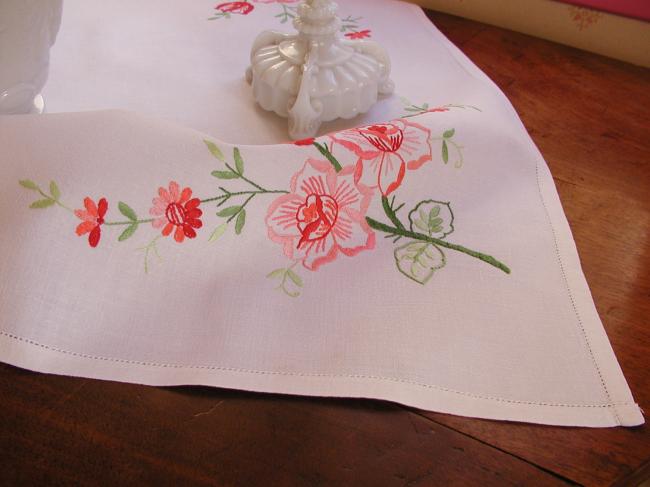 Sweet  tablecloth with hand-embroidered red and pink roses