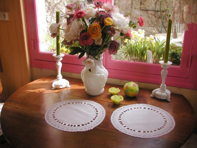 Splendid pair of round doilies in cambric with lovely bobbin lace