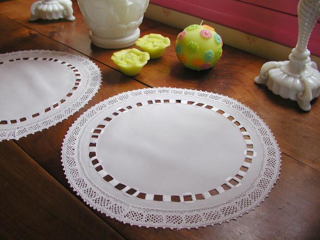 Splendid pair of round doilies in cambric with lovely bobbin lace