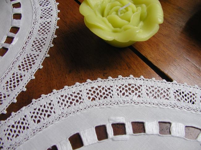 Splendid pair of round doilies in cambric with lovely bobbin lace