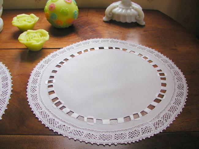 Splendid pair of round doilies in cambric with lovely bobbin lace