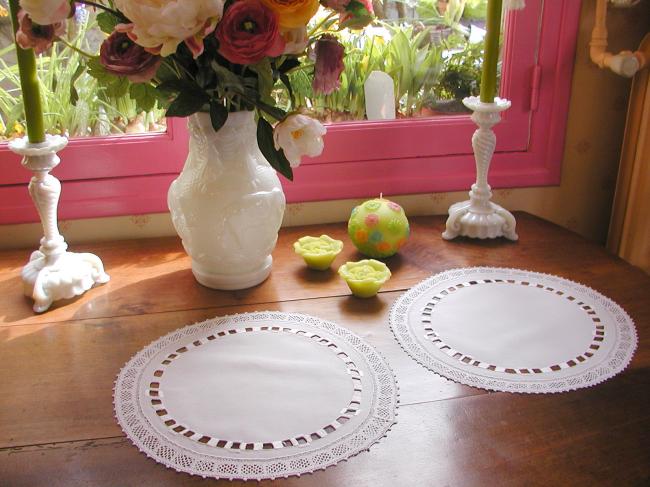 Splendid pair of round doilies in cambric with lovely bobbin lace