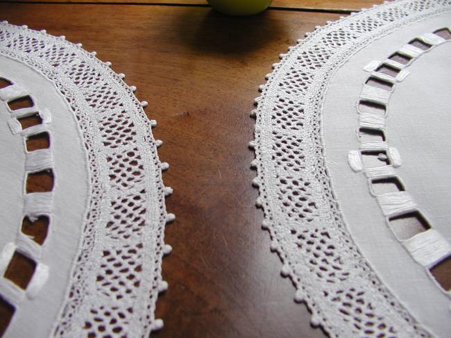 Splendid pair of round doilies in cambric with lovely bobbin lace