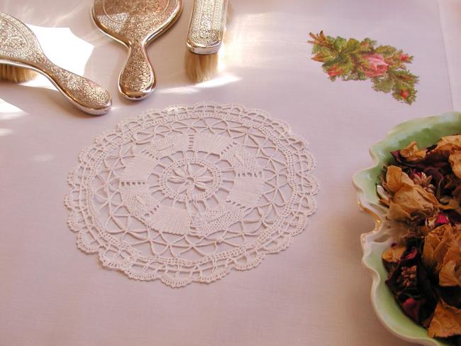 Pretty Cluny bobbin lace round doily, with point d'esprit