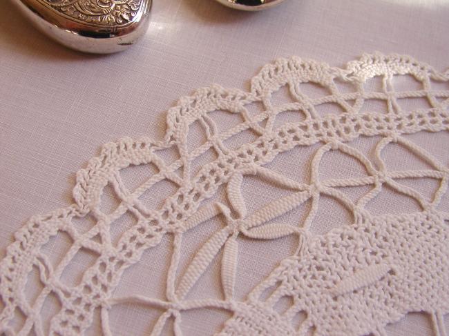 Pretty Cluny bobbin lace round doily, with point d'esprit