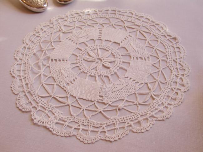 Pretty Cluny bobbin lace round doily, with point d'esprit