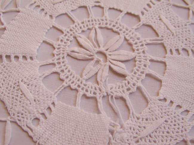 Pretty Cluny bobbin lace round doily, with point d'esprit