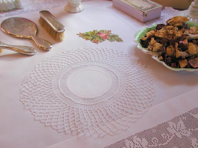 Splendid round and large doily with damask polka dots pattern and Hairpin lace