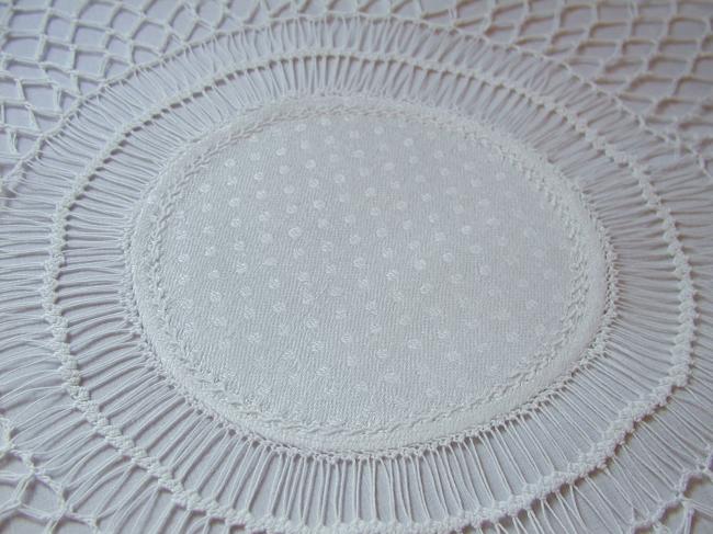 Splendid round and large doily with damask polka dots pattern and Hairpin lace