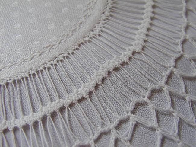 Splendid round and large doily with damask polka dots pattern and Hairpin lace