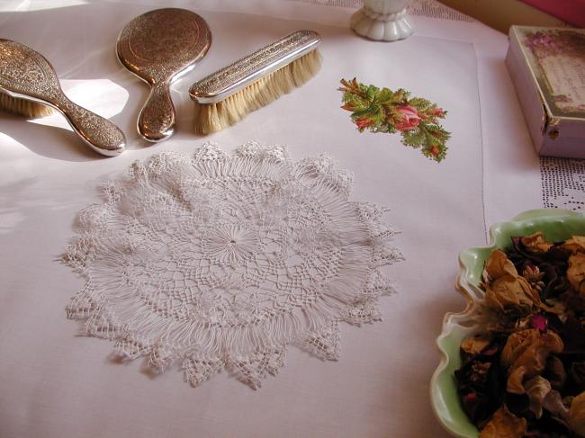 Splendid round doily in Hairpin lace