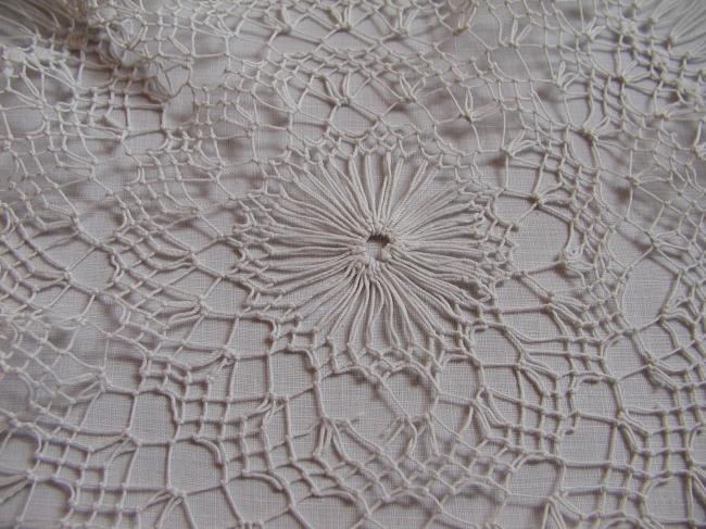 Splendid round doily in Hairpin lace