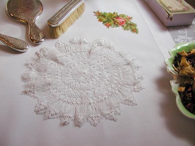 Splendid round doily in Hairpin lace