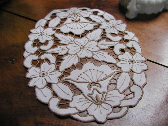 Superb oval doily with Madeira hand-embroidered flowers