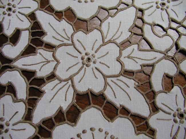 Superb oval doily with Madeira hand-embroidered flowers