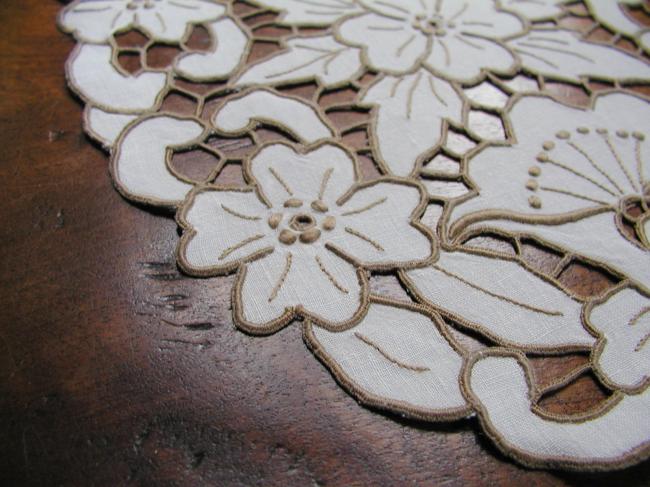 Superb oval doily with Madeira hand-embroidered flowers