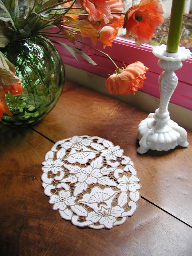 Superb oval doily with Madeira hand-embroidered flowers