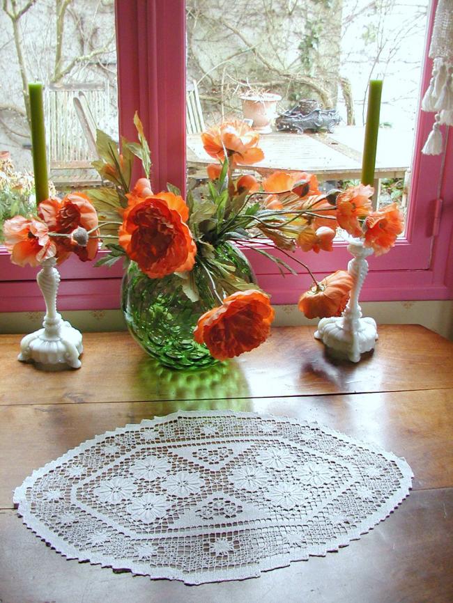 Superbe centre de table oval en dentelle de filet représentant des fleurs