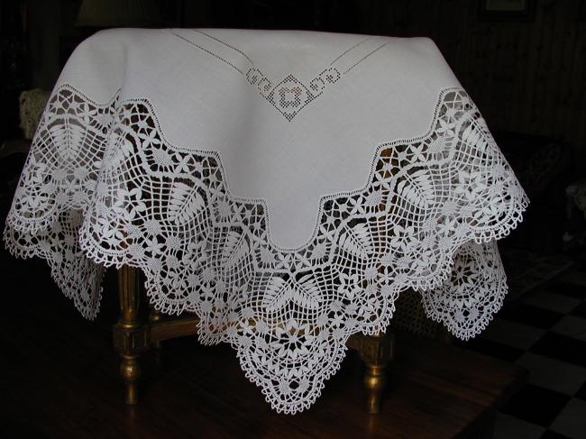 Merveilleuse nappe avec broderie Hardanger et somptueuse dentelle de Cluny