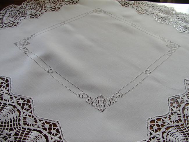 Merveilleuse nappe avec broderie Hardanger et somptueuse dentelle de Cluny