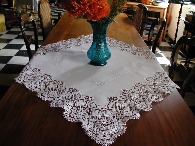 Merveilleuse nappe avec broderie Hardanger et somptueuse dentelle de Cluny