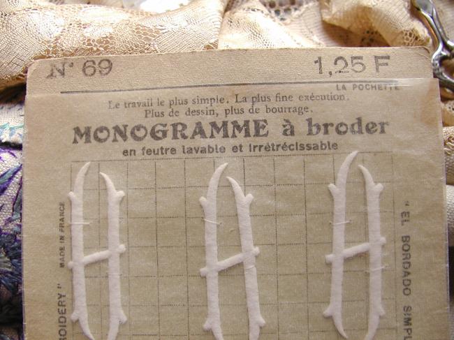 Ancienne Plaque DMC de 6 monogrammes H à broder