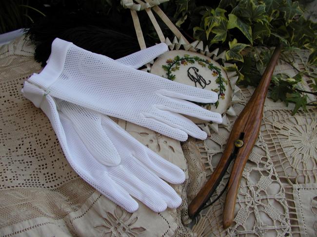 Superb pair of gloves in white color, circa 1950