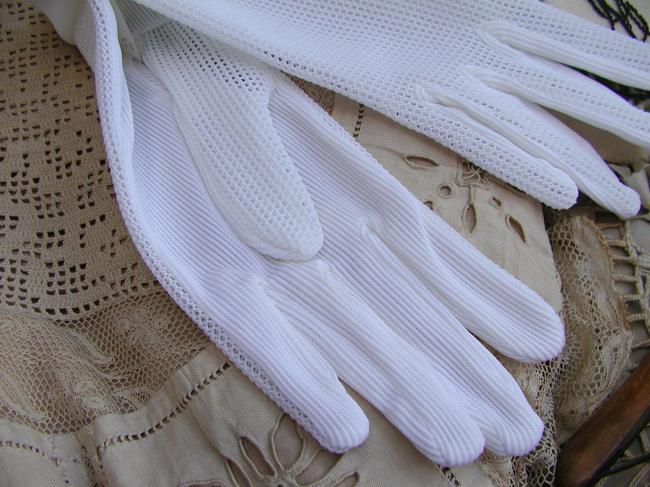 Superb pair of gloves in white color, circa 1950