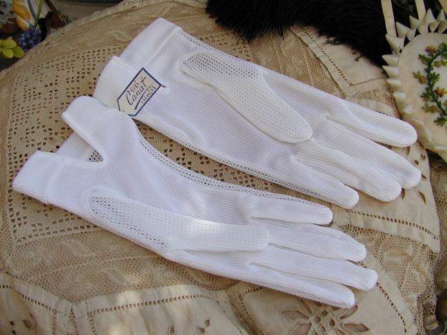 Superb pair of gloves in white color, circa 1950