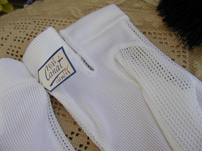 Superb pair of gloves in white color, circa 1950