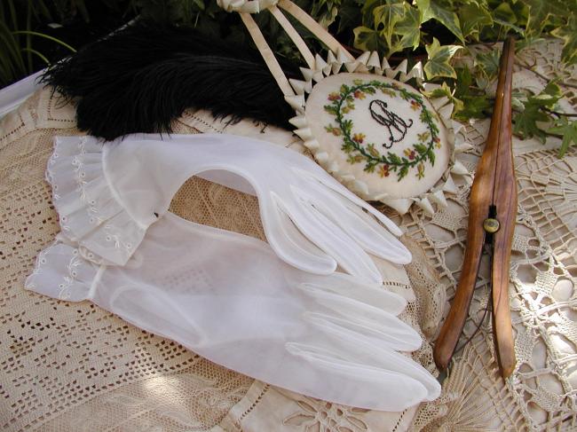 Superb pair of gloves in veil in white color, circa 1950