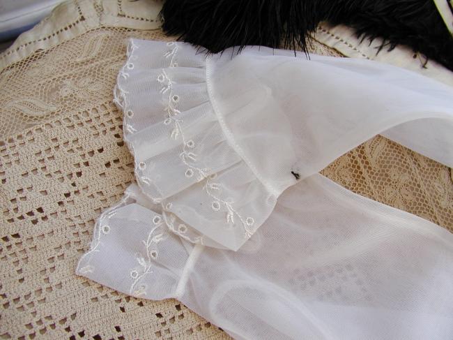 Superb pair of gloves in veil in white color, circa 1950