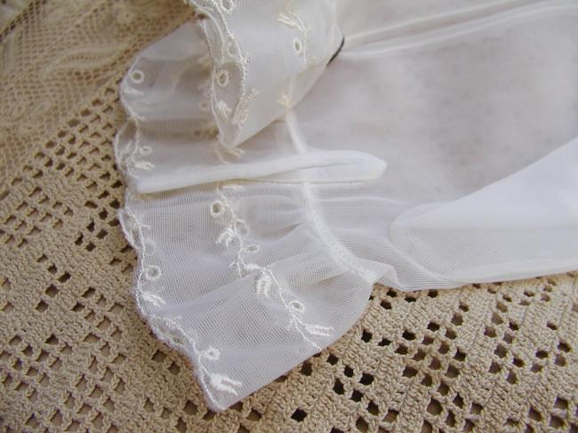 Superb pair of gloves in veil in white color, circa 1950